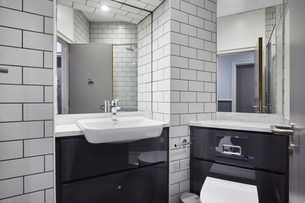 Wigrsm-House-ensuite-bathroom.jpg