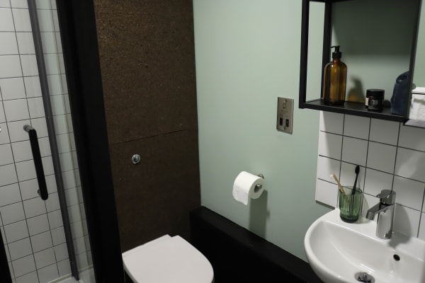 Deluxe-twin-room-ensuite-Portland-House.jpg