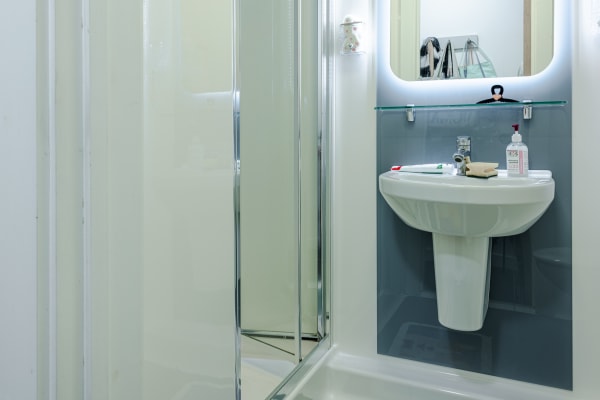 Standard-room-ensuite-Gardens-House-WEB-Quality-01.jpg