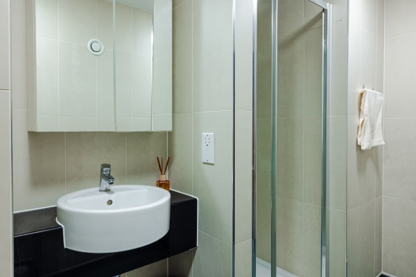 Shared-bathroom-Gardens-House-WEB-Quality-15.jpg