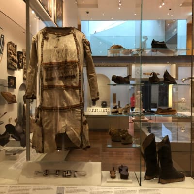 Wearing the Wunderkammer: A critical practice-led analysis of cabinets of curiosity, articulating the quality of curiosity and applying it to a fashion exhibition.