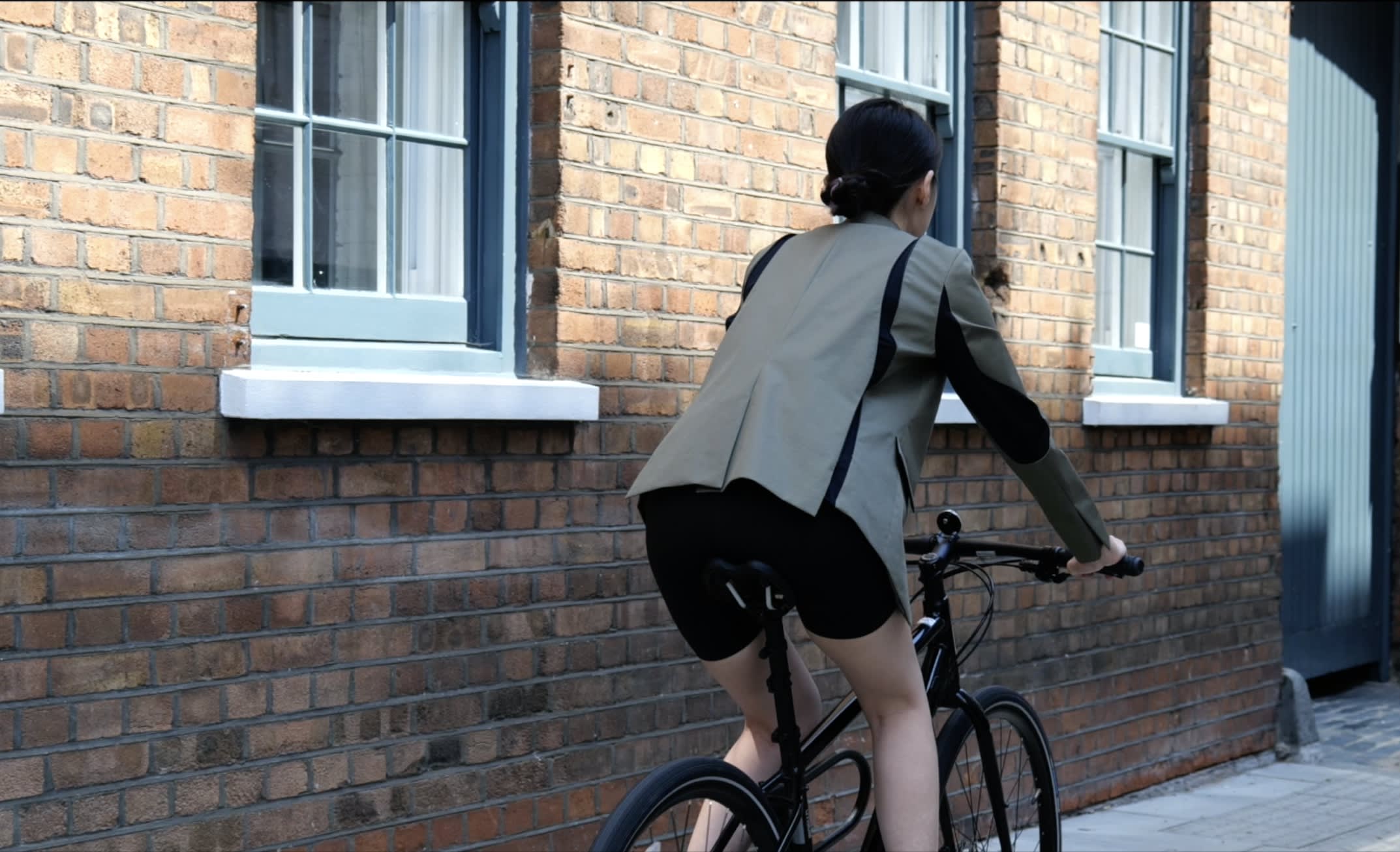 Cycling Transformable Uniforms for  Female Banker