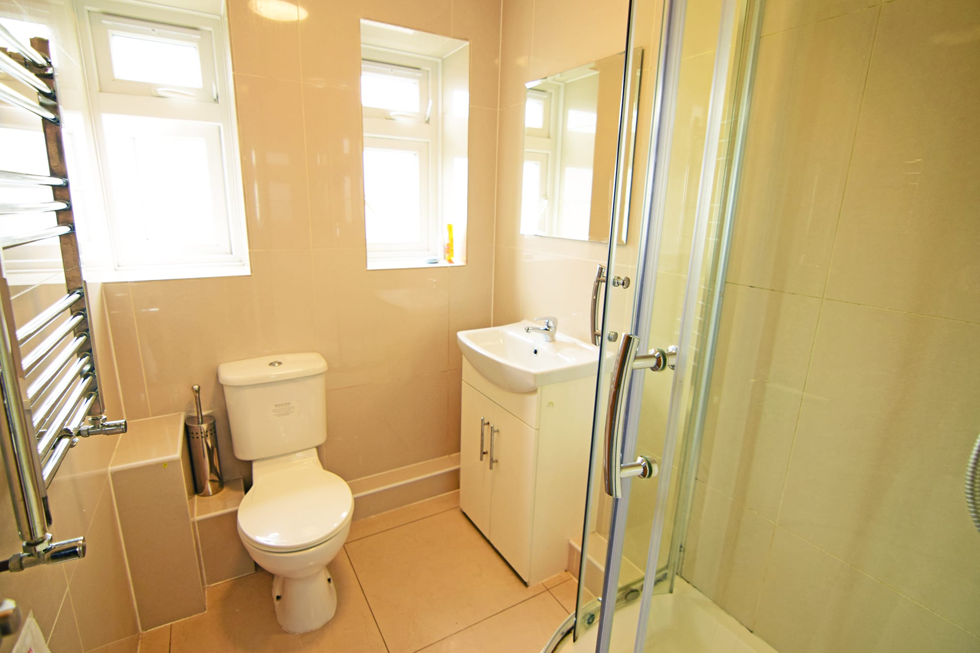 shared-bathroom-Cedars-res.jpg