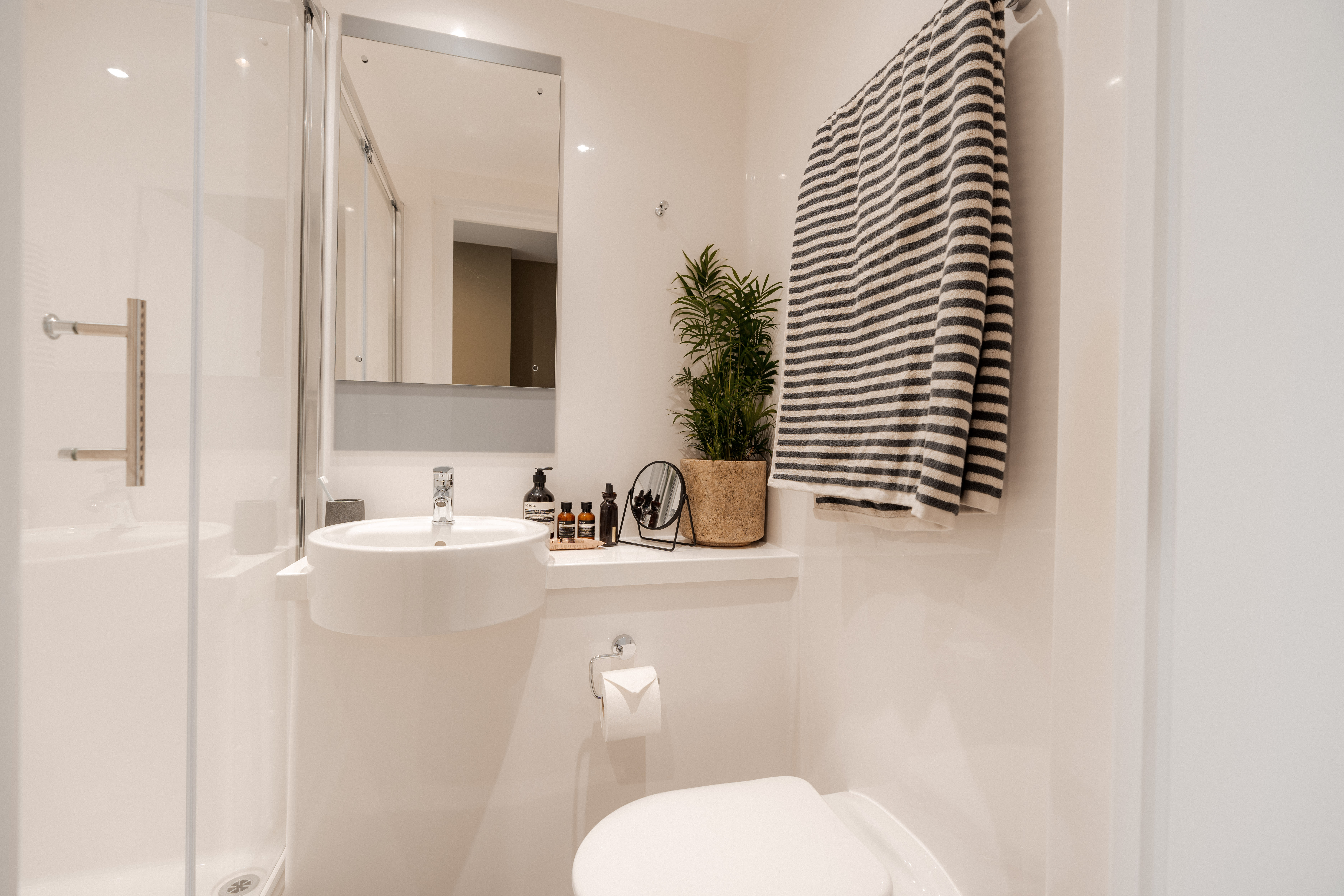 YourTribe-Peckham-Bedroom-Bathroom-2.jpg