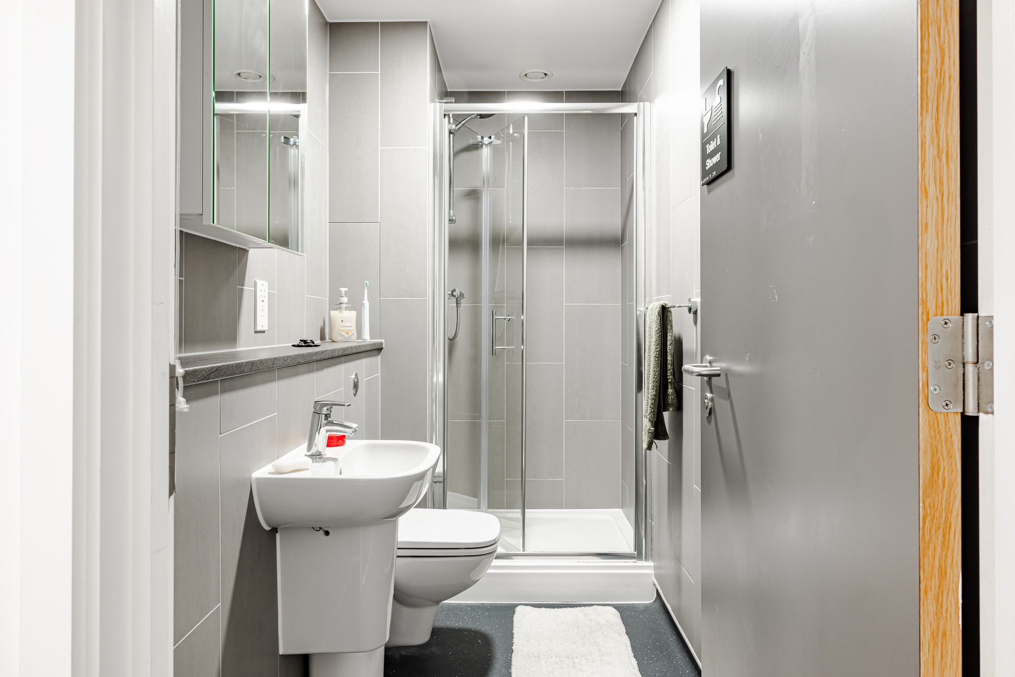 Shared-bathroom-Archwood-House-WEB-Quality-26.jpg