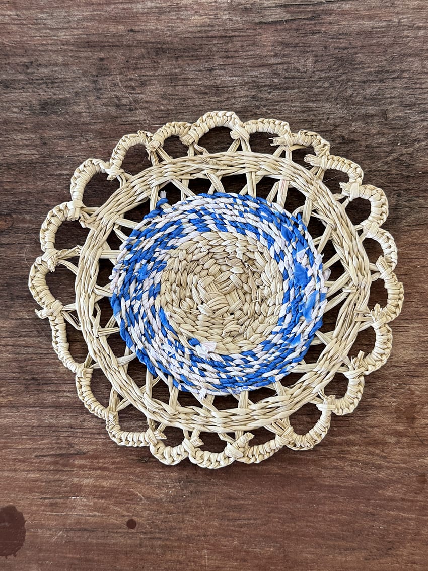 Round coaster woven from jipi japa and waste plastic