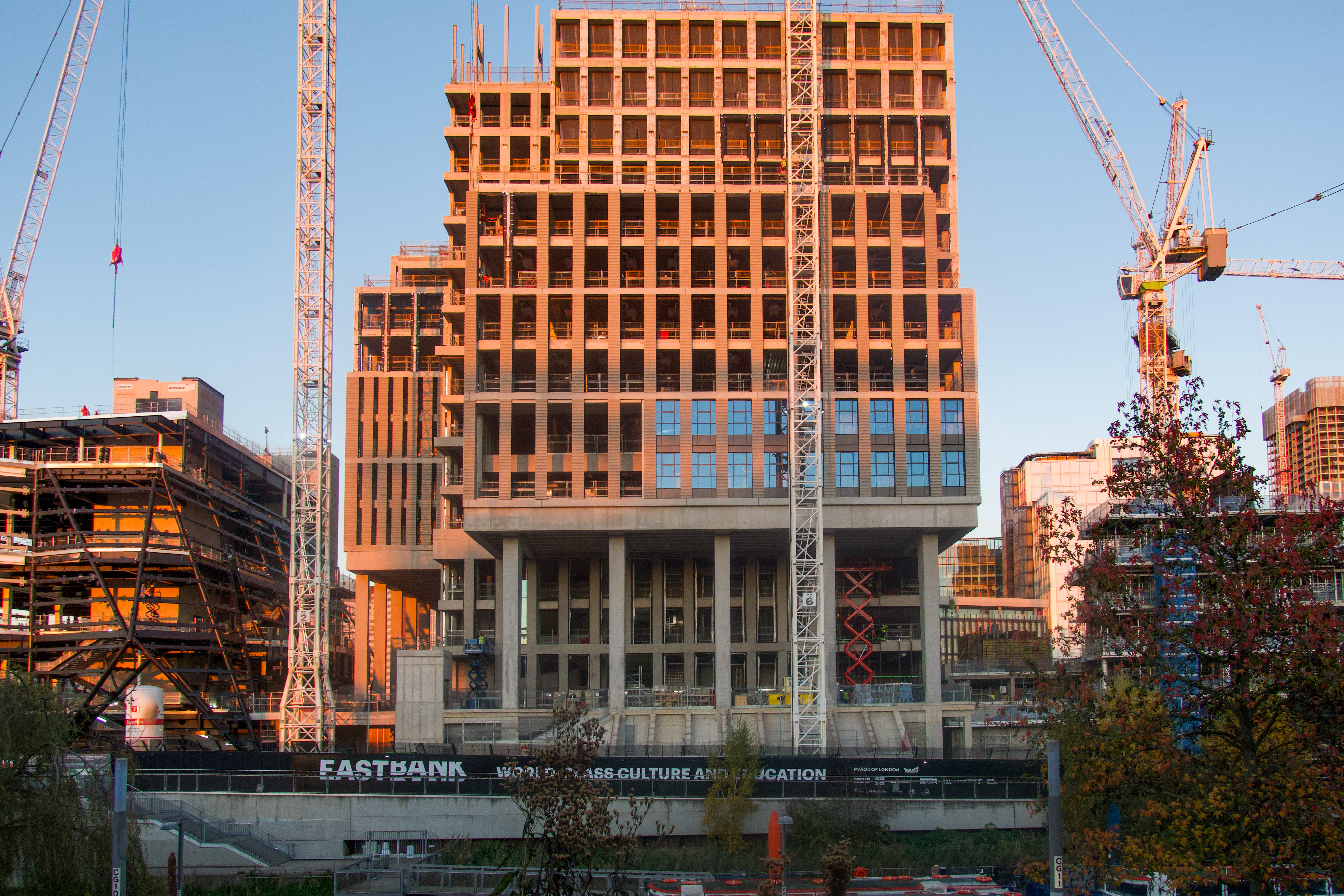 Full-front-view-of-London-College-of-Fashion,-UALs-new-building-on-East-Bank,-Queen-Elizabeth-Olympic-Park,-November-2021.-Photography-by-Tony-Lall-Chopra.jpg