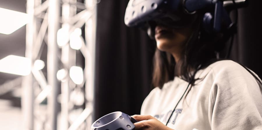 A student uses the VR headset.