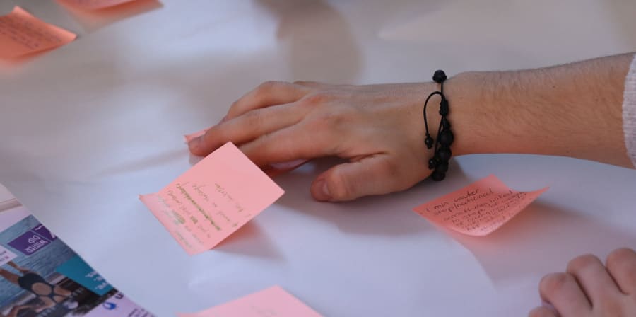 hand and post its