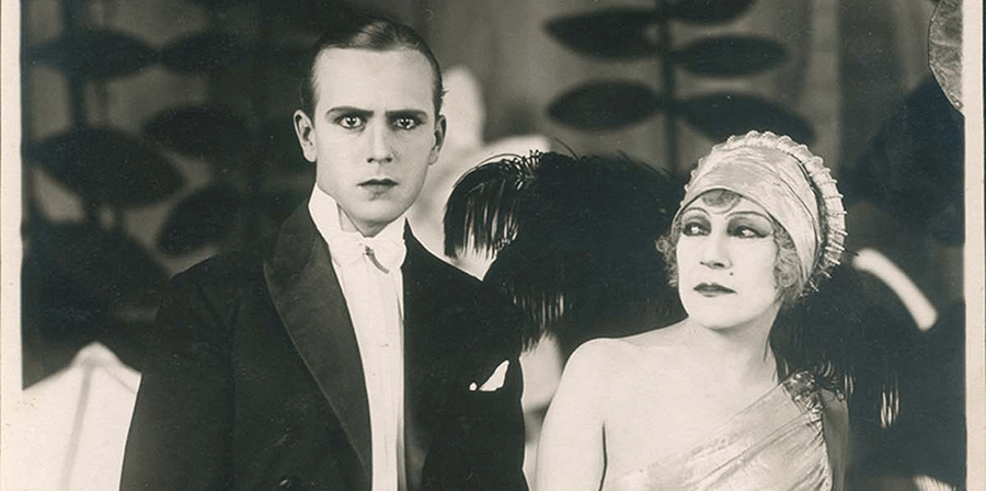 A film still from a black and white French film titled 'L’Inhumaine' in 1924