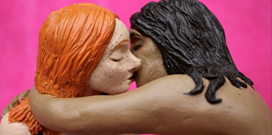 two stop motion female characters kiss