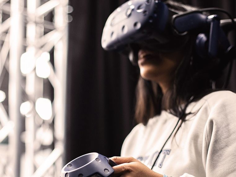 A student uses the VR headset.