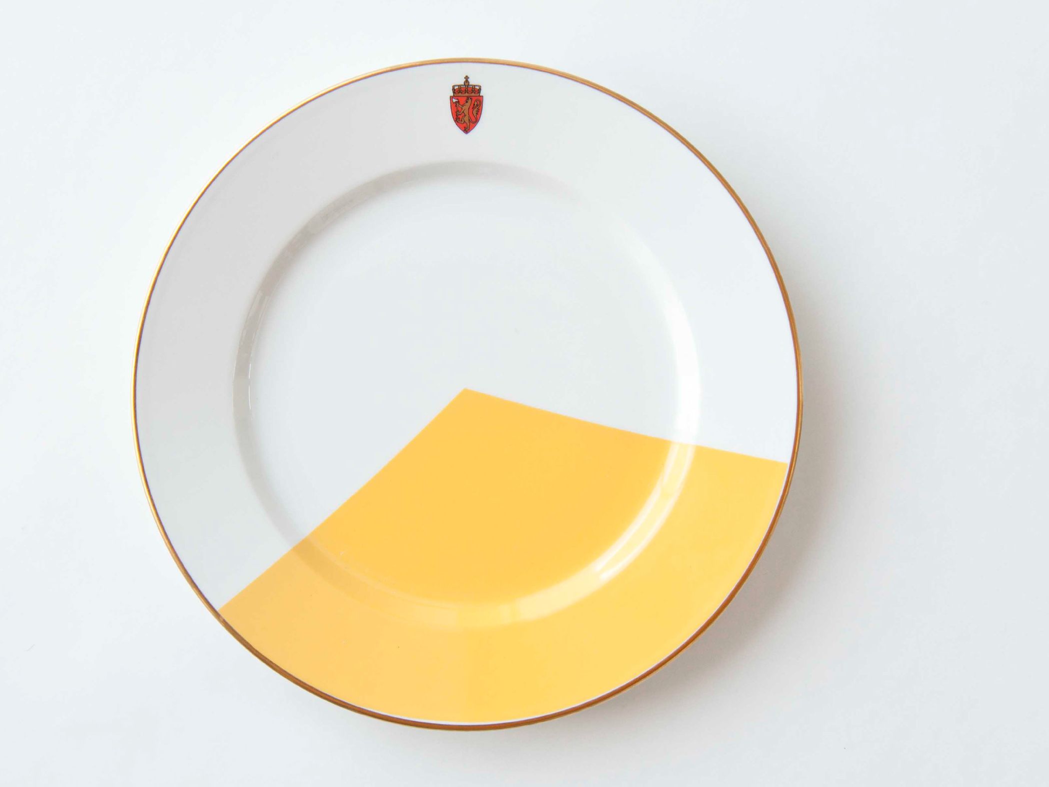 Plate with geometric yellow design