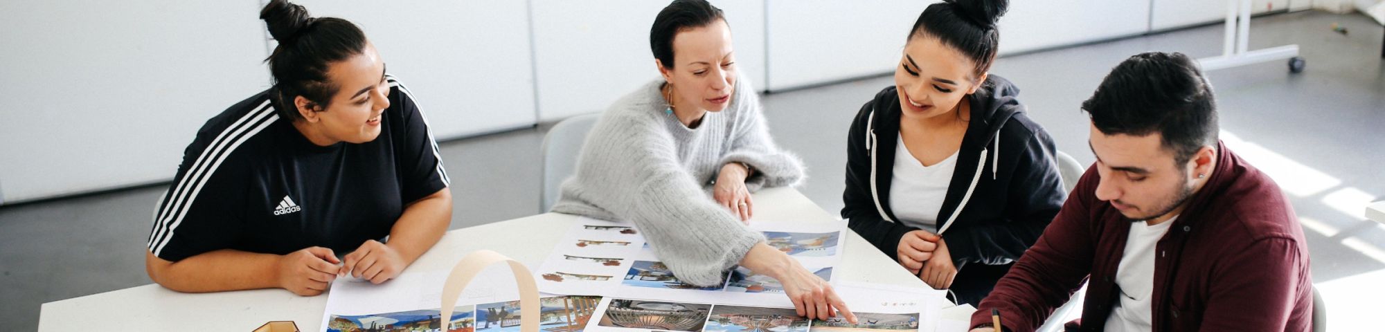 Tutor instructing students