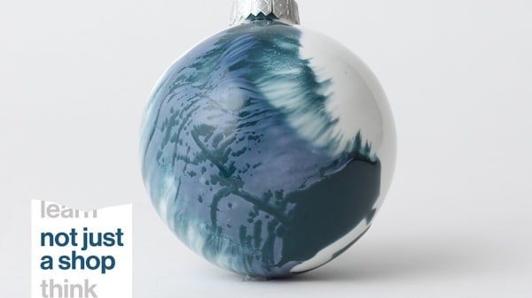 The deadline's Monday for not just a shop's 2β£ paid live briefs this festive season. β
1β£ - Design graphic icons to decorate our shop's front window
2β£ Create original designs for UAL Christmas Cards!
Find out more and apply: https://t.co/Iam5csr6H7 https://t.co/suJdHLz5RS