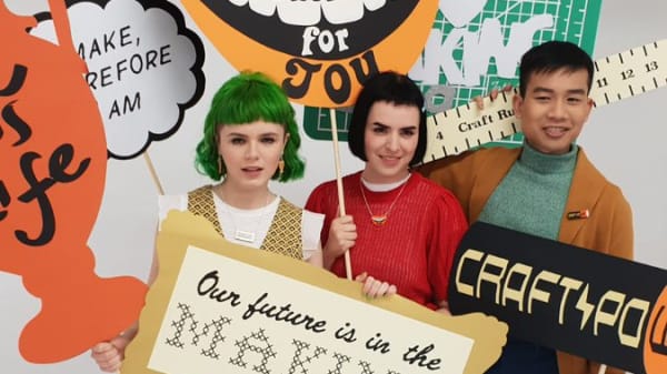 This weekend, the gallery will be buzzing with @tattydevine enthusiasts of all ages... join them!
SAT: Bunting Necklace workshop (tickets: https://t.co/FqNTrVJvXs)
SUN: Young Craft Citizens gallery takeover feat. @HarrietVine (Free, drop-in: https://t.co/tb7WldgcVZ)
#Tatty20 https://t.co/laBtudJ9tw
