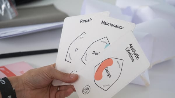 FashionSEEDS image with 3 cards in hand saying 'design'