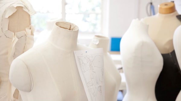 SHORTCJTlE Draping Womenswear Design (en línea)