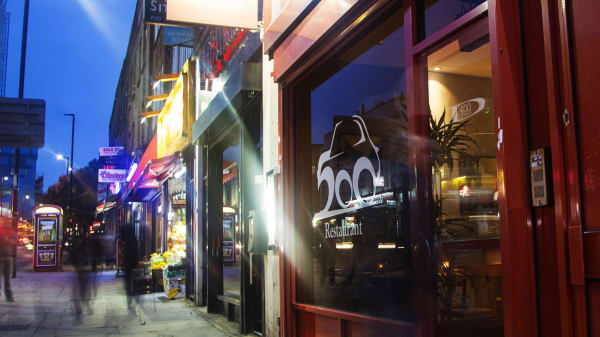 The front of a restaurant on a busy street