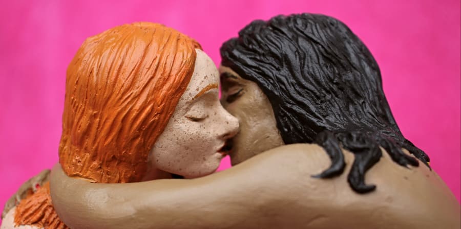 two stop motion female characters kiss