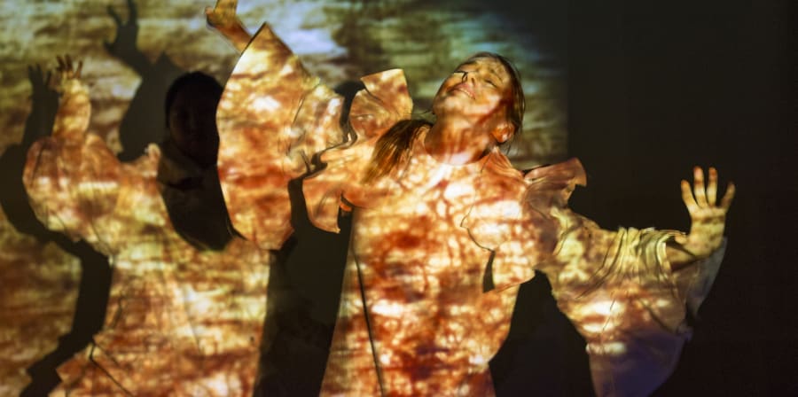 Dancer in front of a projection