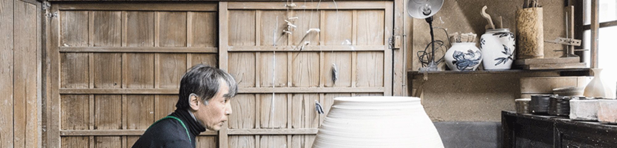 Takahiro-Kondo-in-his-workshop-_-Porcelain-Urn-work-in-progress-_-photo-Saji-Kim