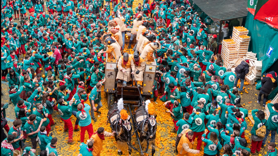crowd throwing oranges