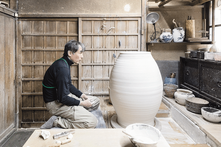 Takahiro-Kondo-in-his-workshop-_-Porcelain-Urn-work-in-progress-_-photo-Saji-Kim