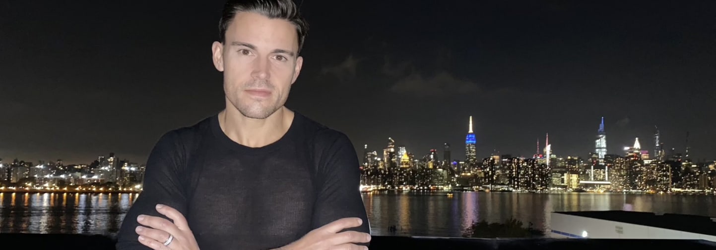 Man in front of New York skyline
