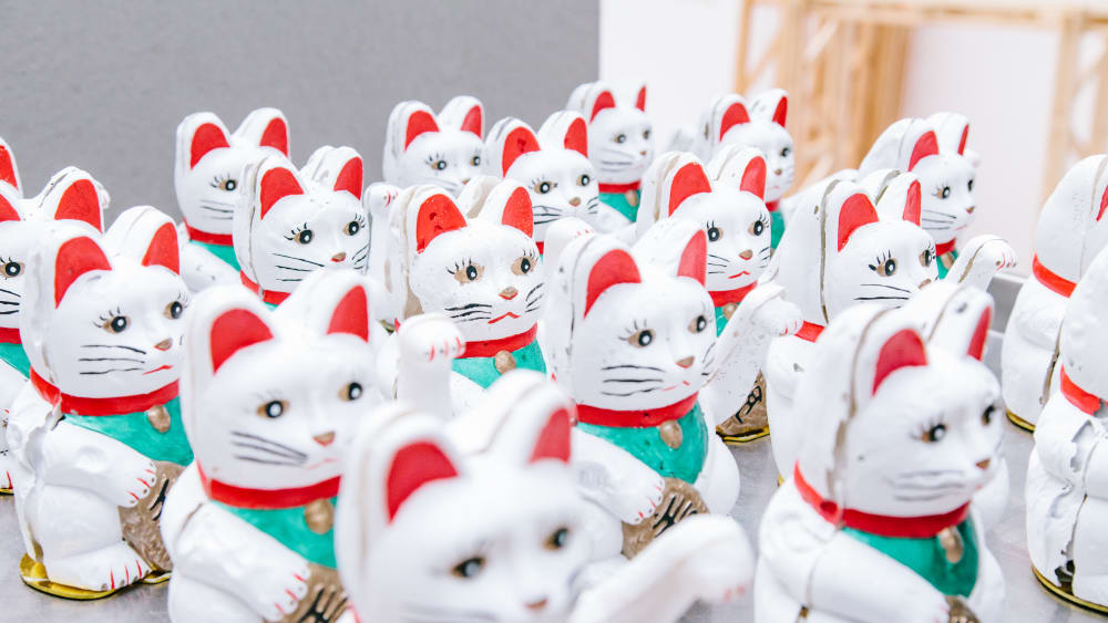 A crowd of maneki-nekos