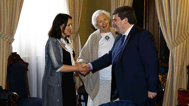 Jose Teunissen greeting Bilbao’s Mayor, Juan Mari Aburto