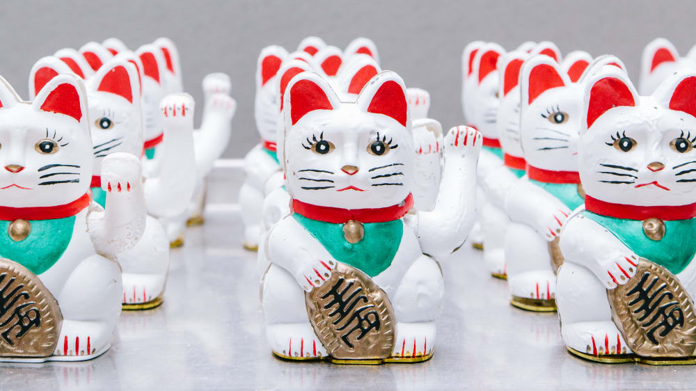 Multiple rows of Maneki-neko