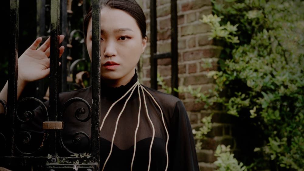 A model wearing Kirsten Schultze's Evergreen necklace