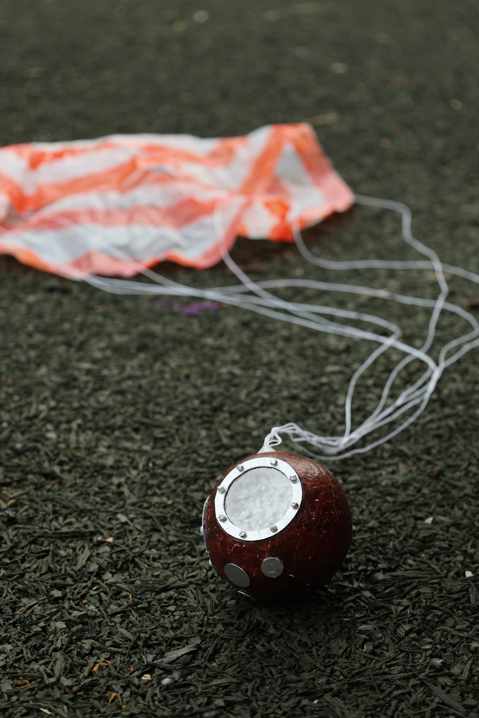Return capsule and parachute