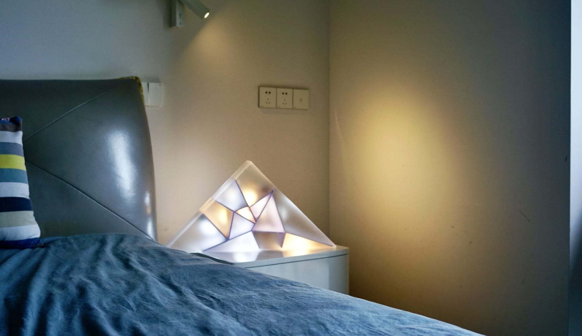 the effect of Cracked Light as a bedside lighting