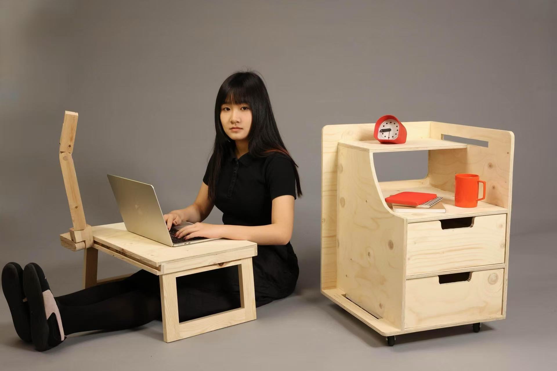 A model is using the on bed table