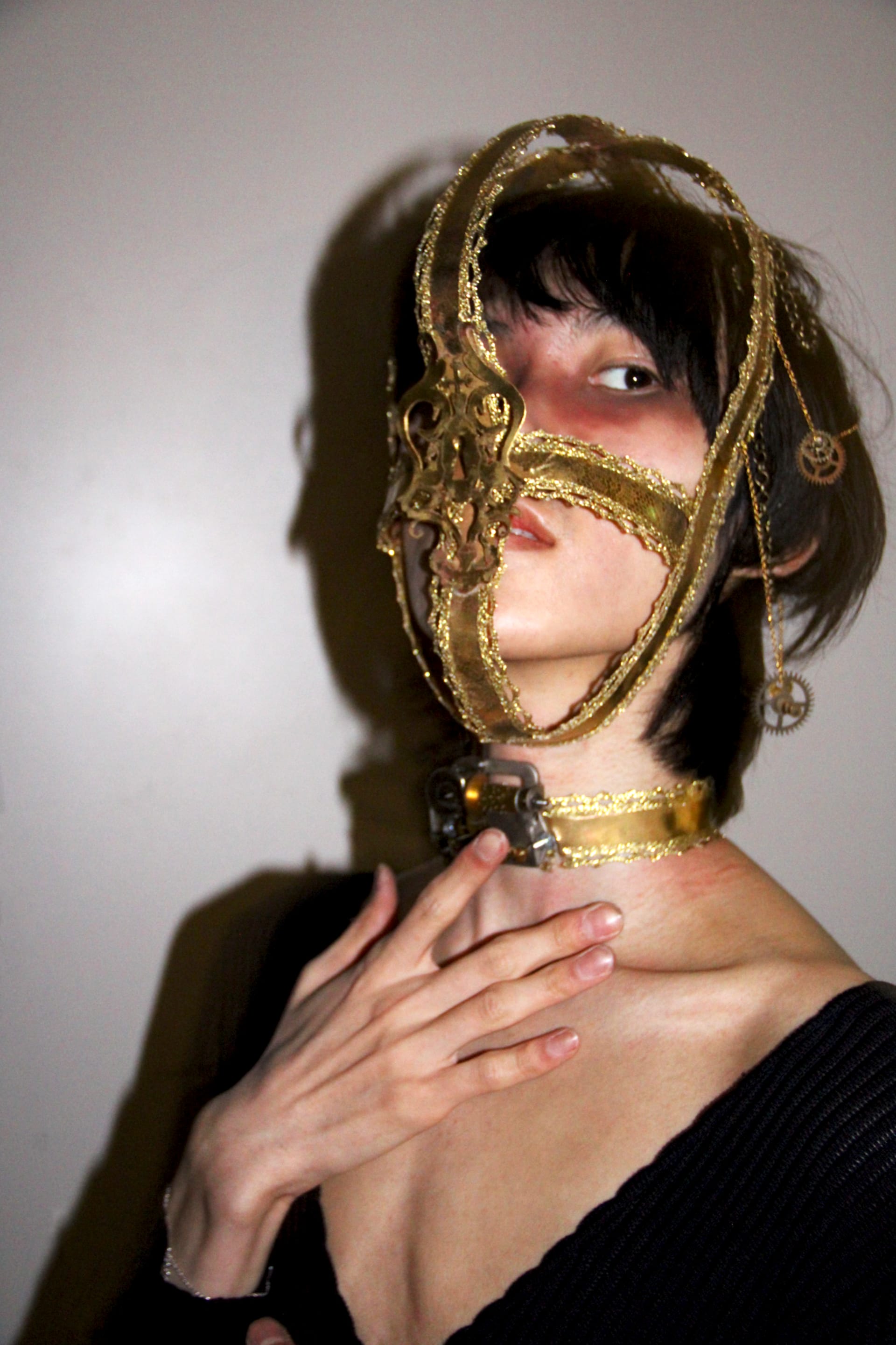 Orgel is a wearable jewelry piece inspired by steampunk, music, and kinetic movements. Referenced from character Olympia in The Tales of Hoffmann, Org