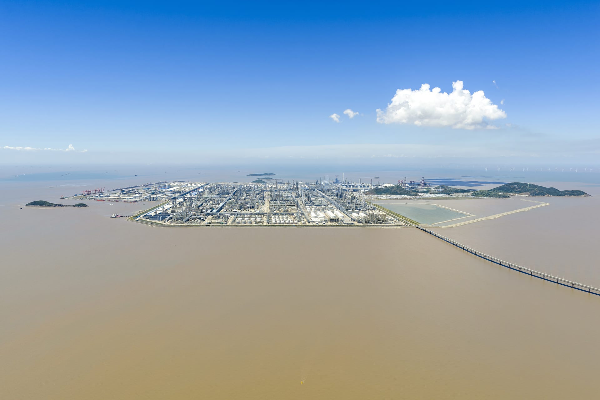 Yushan Bridge and the Zhoushan Green Petrochemical Base on Yushan Island. 