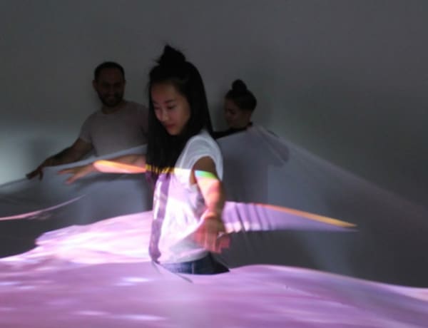 Model combining costume, dance and technology in student work