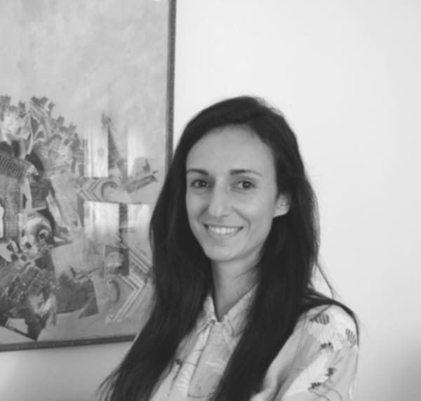portrait of Maribel Hidalgo Urbaneja next to a painting