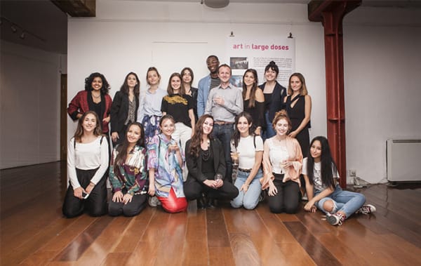 A group photo of 17 students 