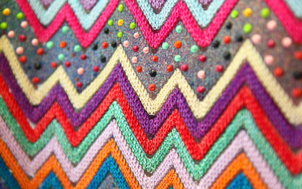 Fabric made of multicoloured knitted or crochet zigzags
