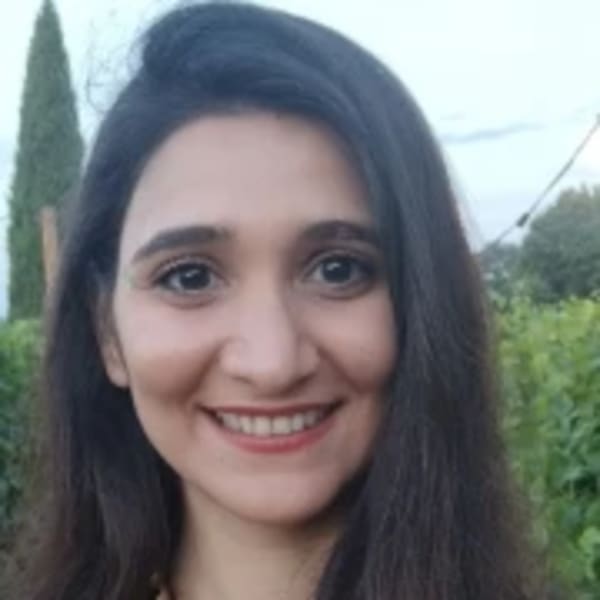 Headshot of Saina Akhond