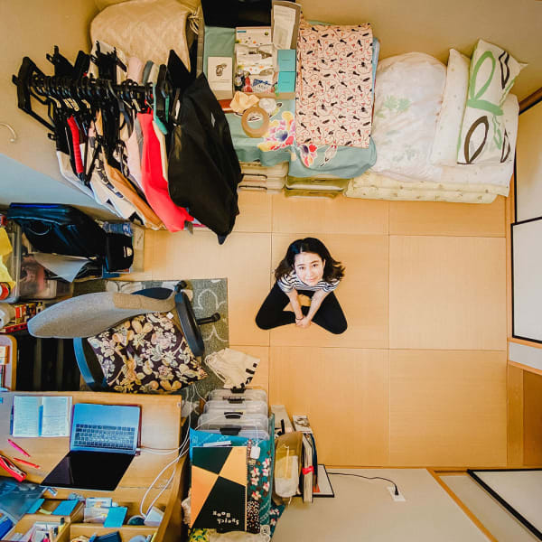 Figure photographed in bedrooms, taken from a bird's-eye perspective