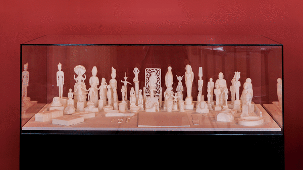 Sculptural installation featuring a glass cabinet with 3D printed white objects in it by Paul Coldwell at the Freud Museum.