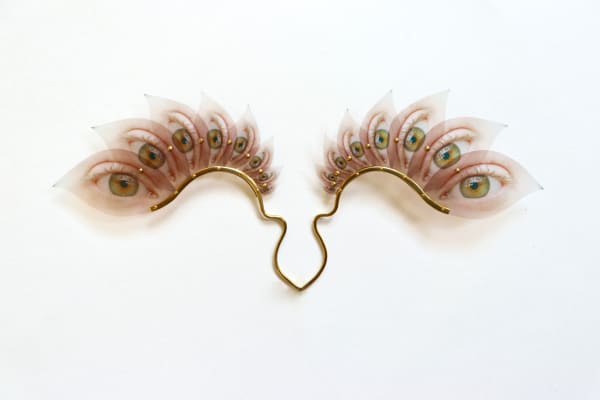 Jewellery in gold with 16 eyes attached 