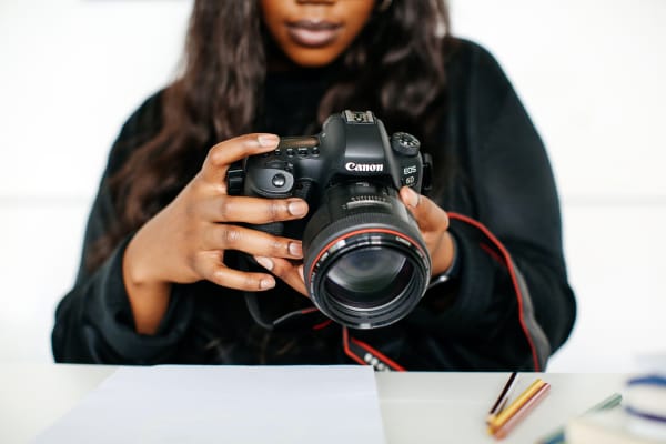 Suzannah Gabriel holding a camera. Image by UAl.