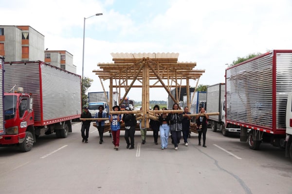 poeple carrying structure