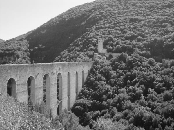 Ponte delle Torri, medieval aqueduct in black and white