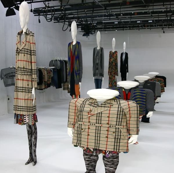 10 mannequins in five outfits. On the left side the mannequins are tall and slim, on the right the mannequins are short and wide. Same outfits on both sides, but distorted.